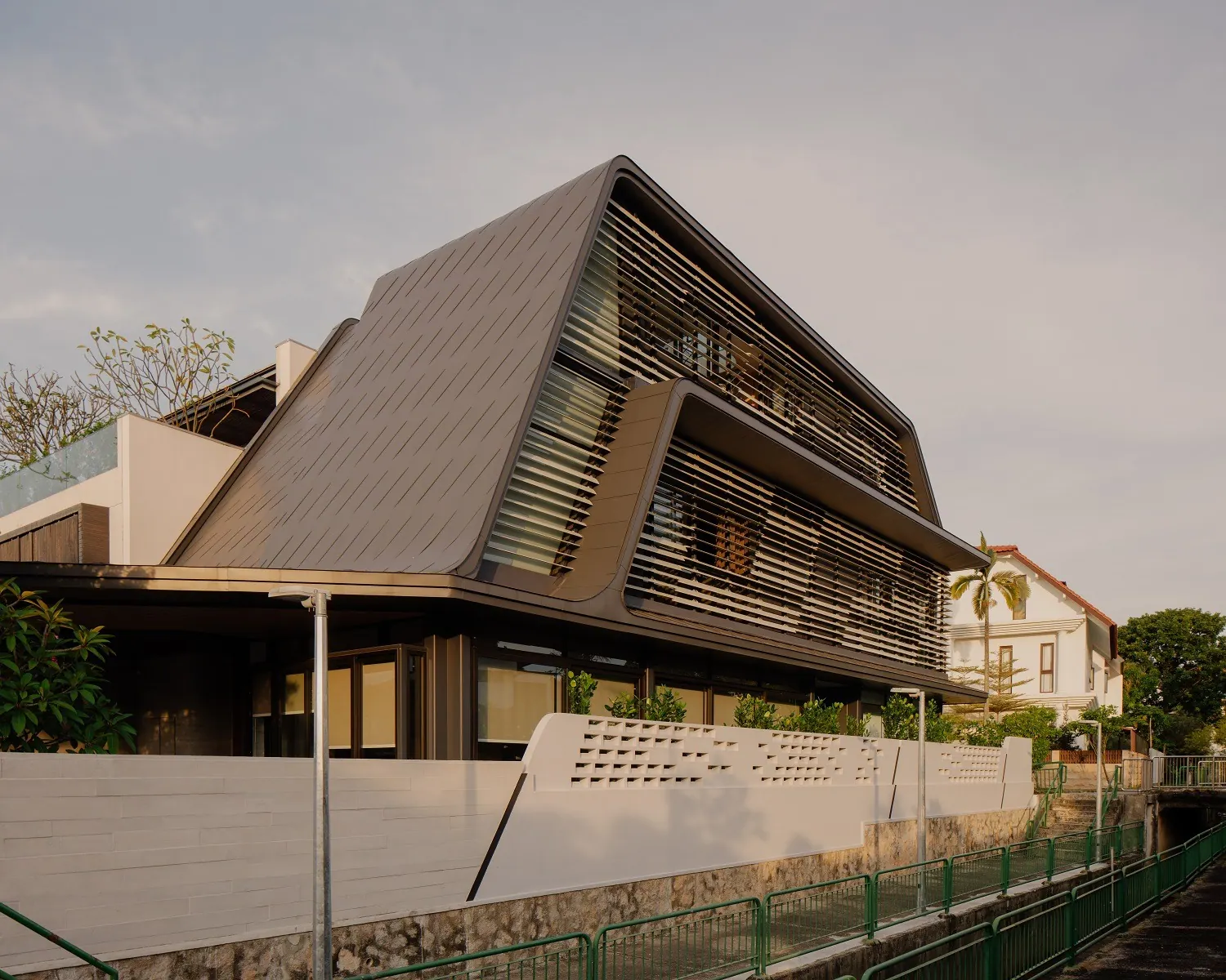 Innovative Architecture & Pragmatic Spaces for a Unique Family Home