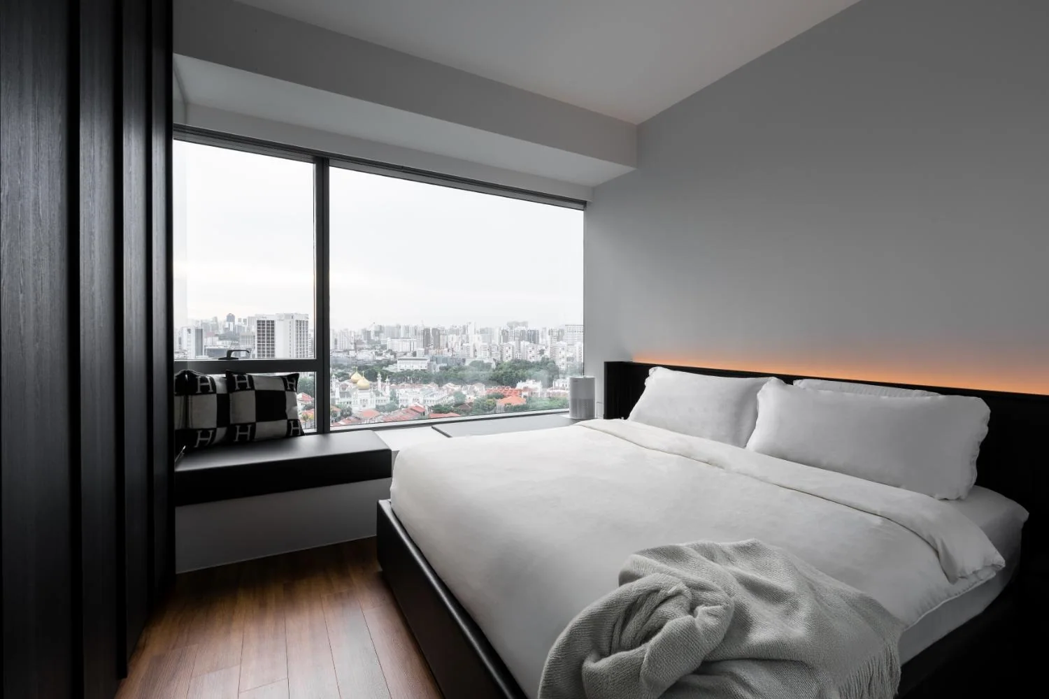 Galerie Noire @ Skyline Concourse by MYNMYN Studio, view 12
