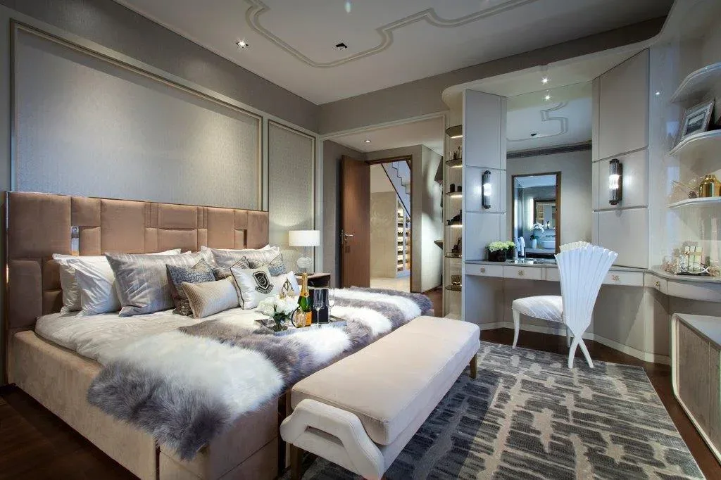 SuMisura &mdash; master suite with handcrafted furniture and velvety wall coverings